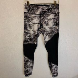 Puma Sport Lifestyle Black and Grey Lightning Storm Leggings Women’s size Medium